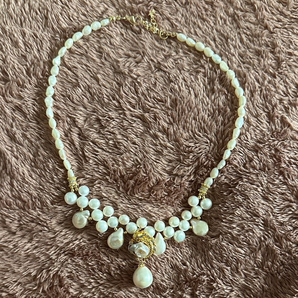 Elegant Pearl and Gold Necklace